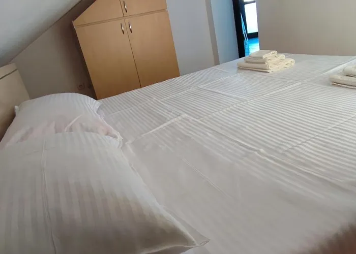 Casa Emelis Gazde/Camere de închiriat *